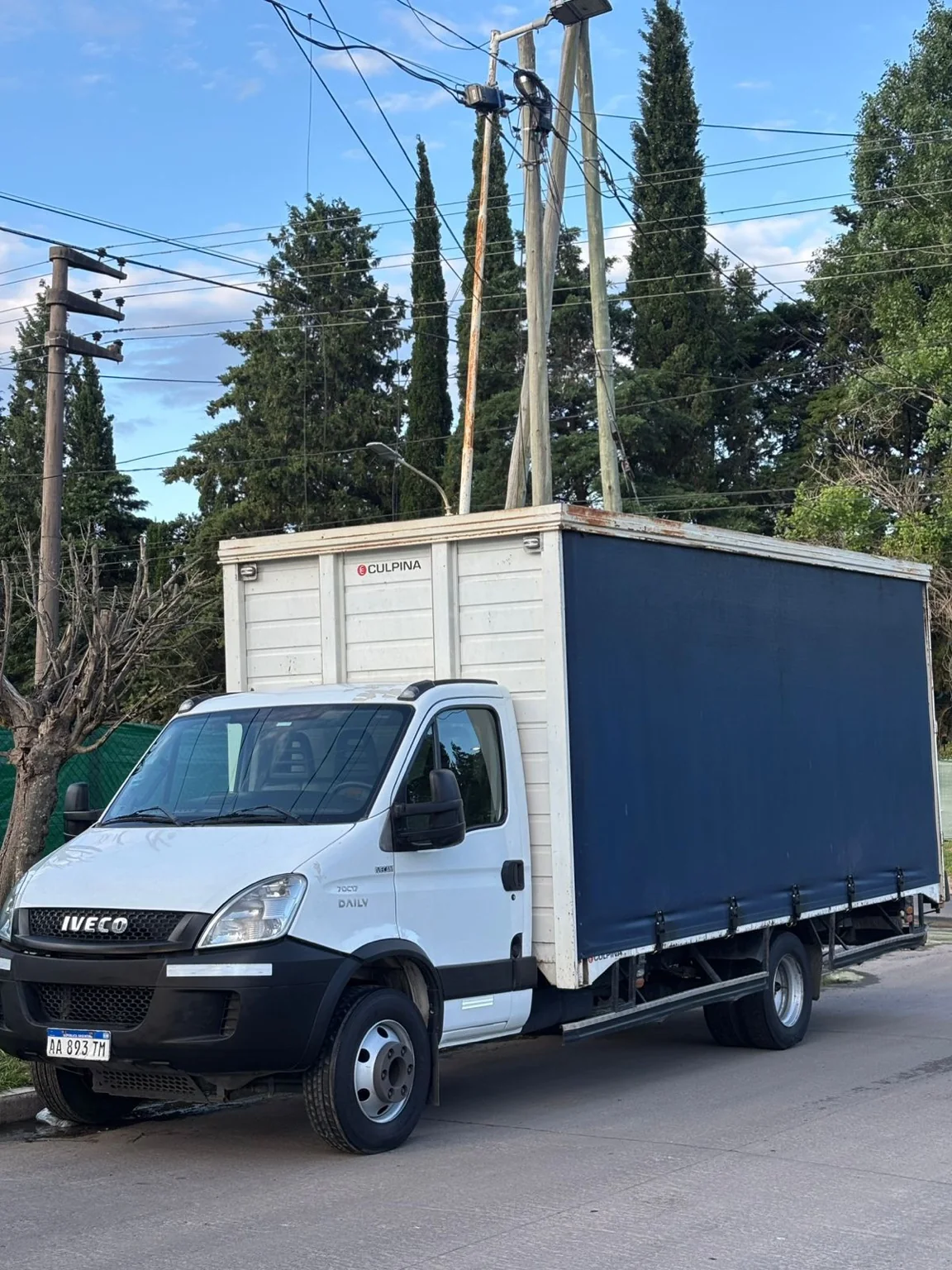 Camión sider con lona de carga lateral