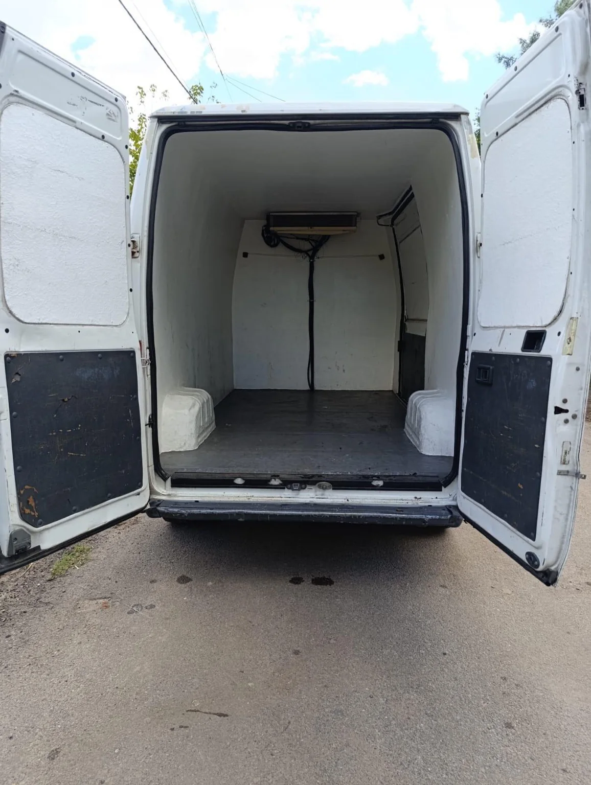 Interior de unidad refrigerada para transporte de cargas sensibles a la temperatura